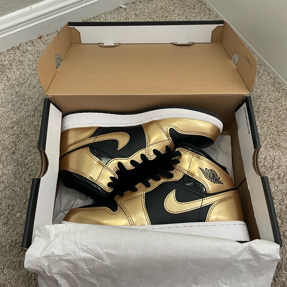 Jordan Youth Air 1 Mid SE (GS) DR6967 071 - Size 6 Y gold and black.